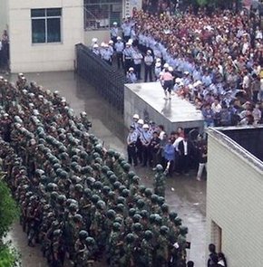 Çin sokaklarında ilk isyan başladı