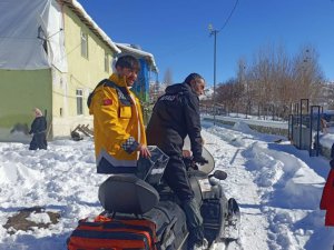 Yolları kapanan köydeki KOAH hastasına kar motoru ile ulaşıldı