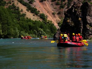 Öğretmen ve öğrenciler, Munzur Nehri’nde rafting heyecanı yaşadı