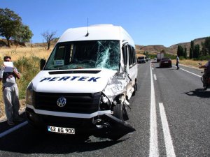 Kamyon ile minibüs çarpıştı: 2 yaralı