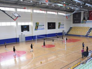 Yeni kurulan DBB Kadın Voleybol Takımı turnuvalara hazırlanıyor
