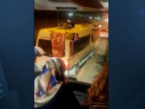 MHP bayraklı kişiler yolcu otobüsünü yakmak istedi