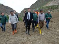 Erzurum’da heyelan nedeniyle 10 ev boşaltıldı, mezarlar tahrip oldu