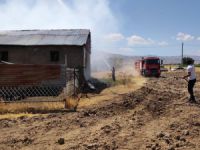 Elazığ’da ahır yangını: 18 büyükbaş kurtarıldı, 30 ton saman yandı