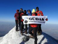 Gümüşhaneli dağcılar 10. kez Türkiye’nin çatısına çıktı