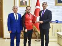 Türkiye Şampiyonu güreşçiye hediye