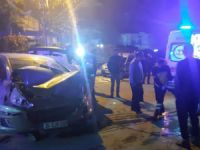 Kavşakta kaza:2 yaralı