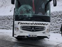Otobüs buzlanma nedeniyle yoldan çıktı