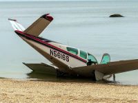 Plaja acil iniş yapan uçak denize sürüklendi