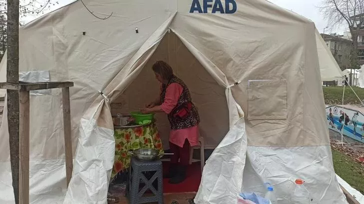 10 gündür evlerine girmeye korkan depremzedeler, yaşamlarına çadırlarda devam ediyor