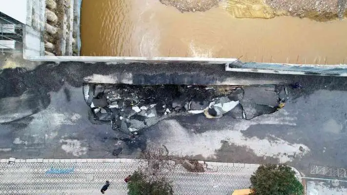 Zeytinburnu'nda patlama nedeniyle yol çöktü, oluşan çukur havadan görüntülendi