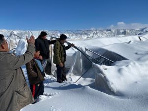 Karaman'da karın ağırlığına dayanamayan seralar çöktü