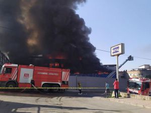 Arnavutköy'de büyük fabrika yangını işçiler gözyaşları içinde izledi
