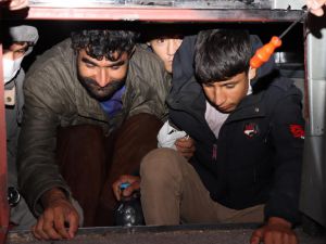 Erciş'te 2 otobüsün gizli bölmelerinde 47 düzensiz göçmen yakalandı