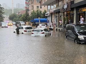 İstanbul Maltepe'de yollar göle döndü
