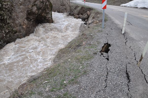 Tunceli-Erzincan Yolunda Çökme Oldu galerisi resim 2