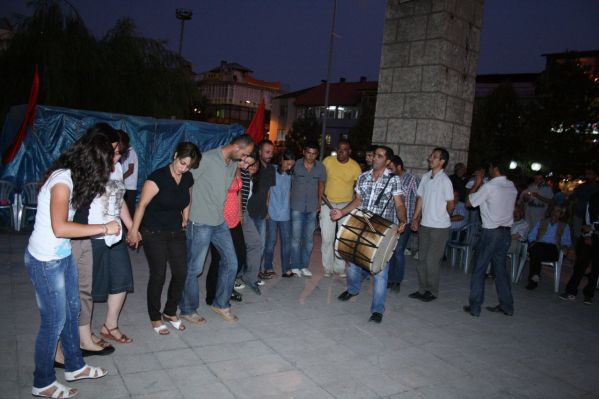 Ölüm Orucunun Bitmesine Davul-Zurnalı Kutlamaya Te galerisi resim 3