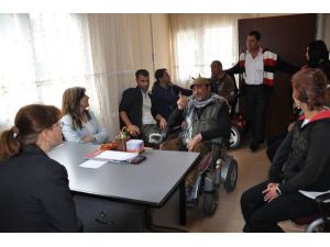 Mavi kapaklar, Engellileri Tekerlekli Sandalyeye K