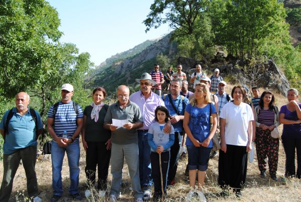 Köprü olmadığı için çaydan geçmek zorundalar galerisi resim 2