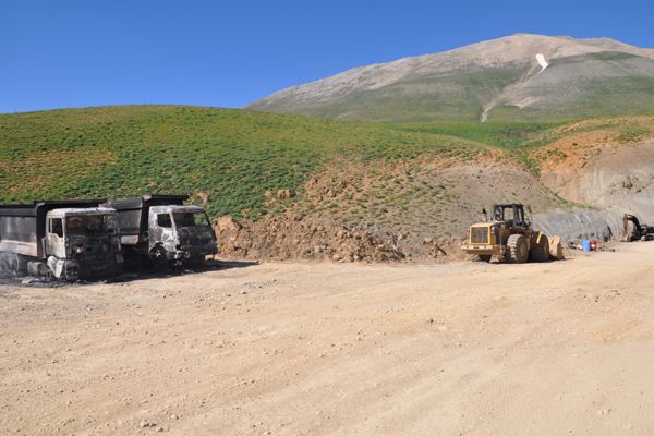 Tunceli'de Bir Şantiyedeki 6 Araç Yakıldı galerisi resim 1