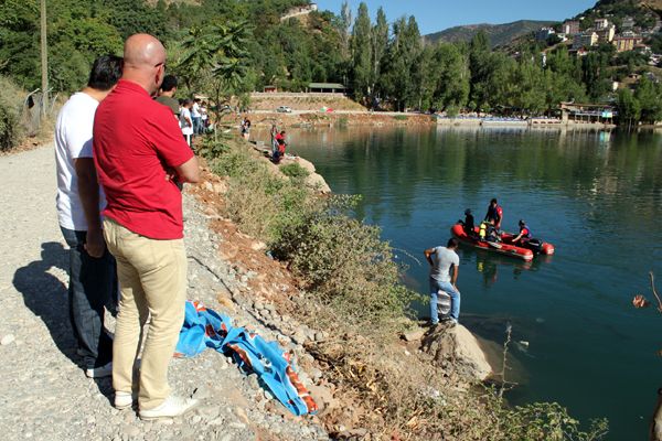 Kavga ederken göle düşen iki genç hayatını kaybett galerisi resim 3