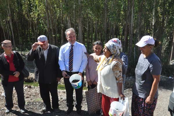 Vali Güner, Minibüsle Köy Ziyareti Gerçekleştirdi galerisi resim 2