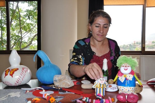 Tuncelili kadınlar taşlardan hediyelik eşya üretiy galerisi resim 1