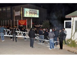 GREVDE OLAN AKSA İŞÇİLERİ YOL KAPATTI