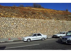 İstinat duvarındaki kayalar tehlike yaratıyor