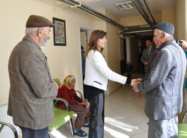 Başkan Edibe Şahin yaşlıları ziyaret etti galerisi resim 5