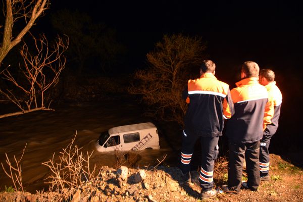 Tunceli'de minibüs Pülümür Çayı'na düştü 1 yaralı galerisi resim 1