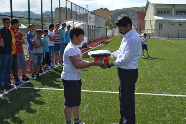 Hozat Belediyesinden Futbol Okuluna Yardım galerisi resim 2