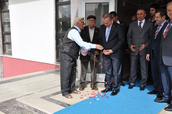 Vali Güner, Güllerle ve Türküyle Uğurlandı galerisi resim 1
