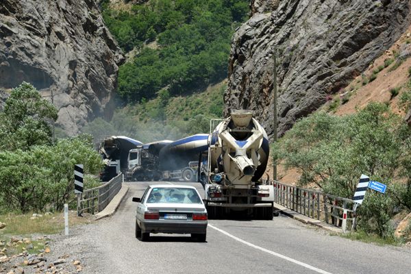 Karakol inşaatına çalışan 5 kamyon yakıldı galerisi resim 1