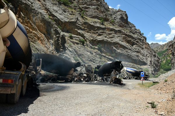 Karakol inşaatına çalışan 5 kamyon yakıldı galerisi resim 10