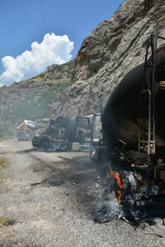 Karakol inşaatına çalışan 5 kamyon yakıldı galerisi resim 11