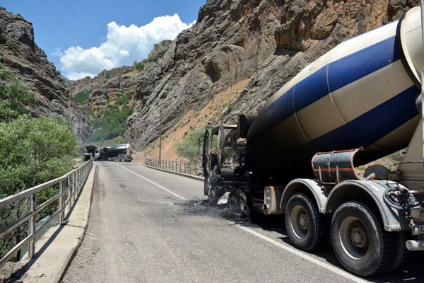 Karakol inşaatına çalışan 5 kamyon yakıldı galerisi resim 14