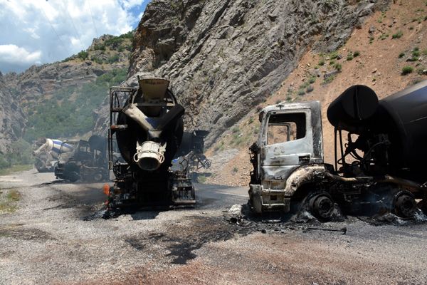 Karakol inşaatına çalışan 5 kamyon yakıldı galerisi resim 2