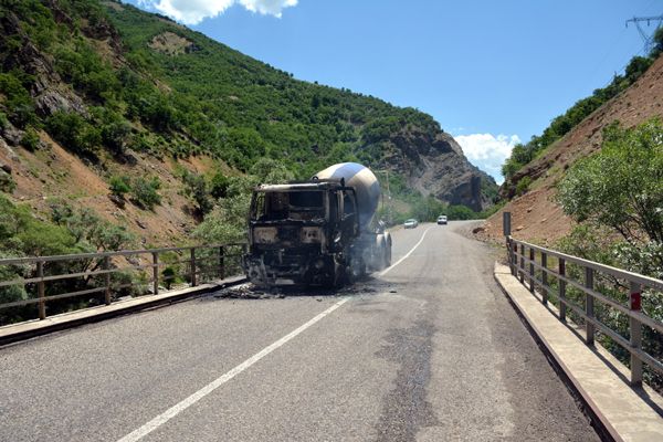 Karakol inşaatına çalışan 5 kamyon yakıldı galerisi resim 4