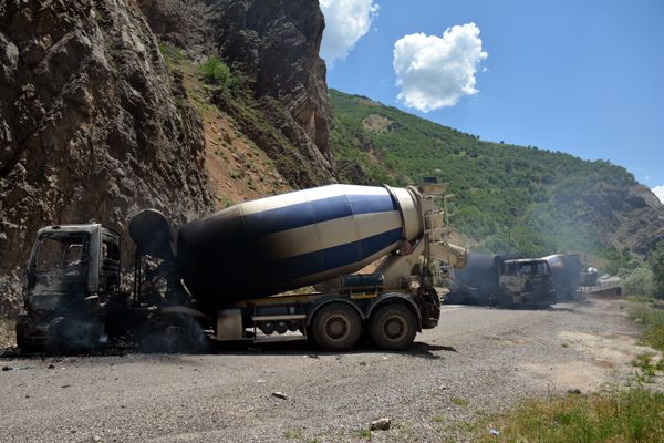 Karakol inşaatına çalışan 5 kamyon yakıldı galerisi resim 8