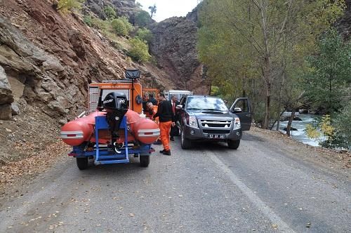 Çaya uçan araçta bir kişi hayatını kaybetti galerisi resim 1