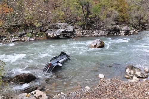 Çaya uçan araçta bir kişi hayatını kaybetti galerisi resim 3