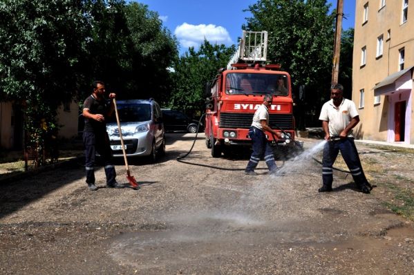 Temizlik çalışmaları sürüyor galerisi resim 1