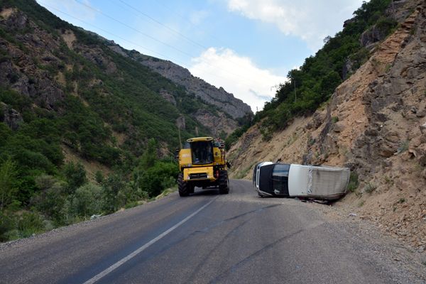 Tunceli'de minibüs devrildi: 4 yaralı galerisi resim 1