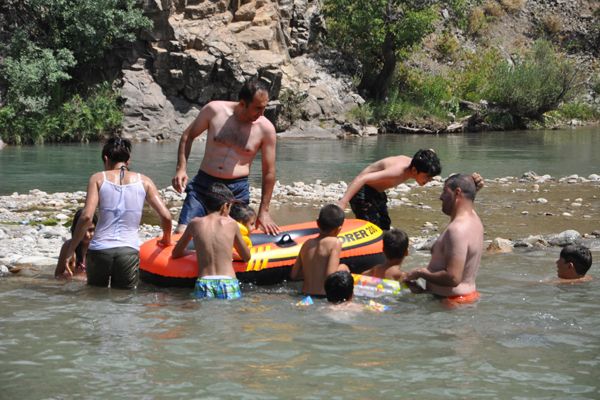 Kadınlara yüzme öğreten tek nehir Tunceli galerisi resim 2