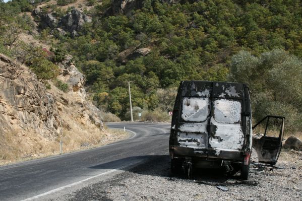PKK, araç yaktı galerisi resim 2