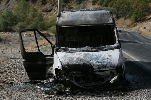 PKK, araç yaktı galerisi resim 3