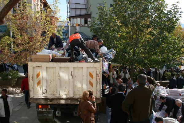 Tunceli’den Van’a yardım galerisi resim 2