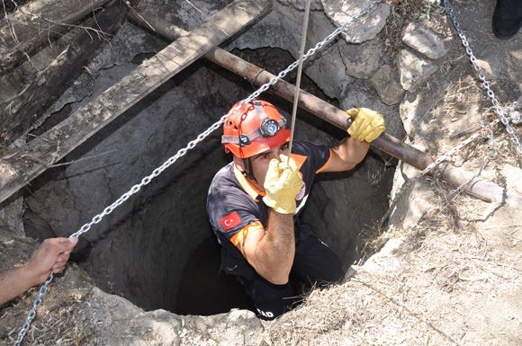 Kuyuya Düşen Kediyi AFAD Ekipleri Kurtardı galerisi resim 2