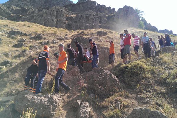 Kayadan düşen kadını AFAD ekipleri kurtardı galerisi resim 2